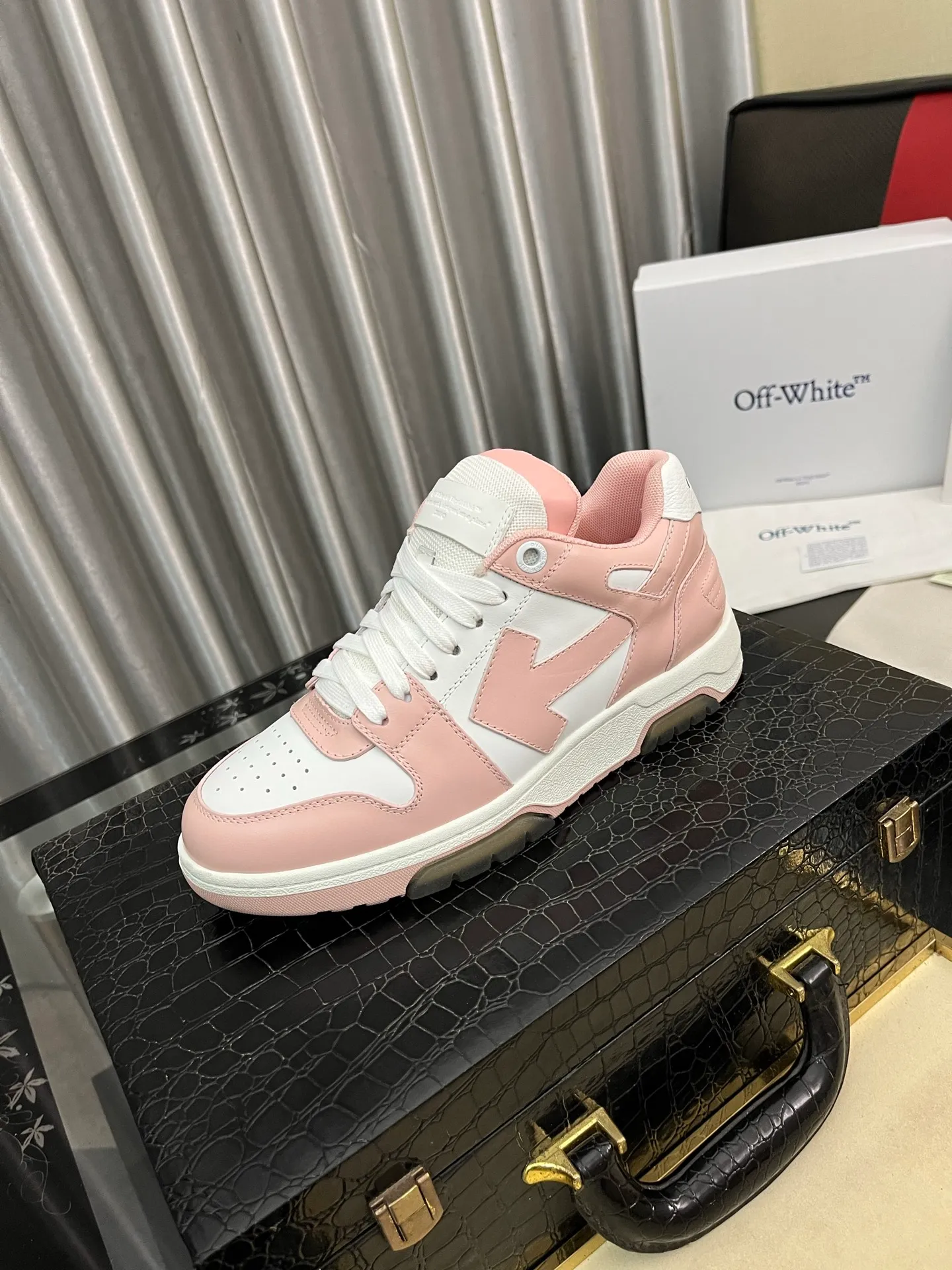 Men's shoes 💰600⌚️⌚️ OFF-White C/O VirGil Abloh fashionable and versatile casual shoes. Exclusive first release of the new model. Made of environmentally friendly cowhide leather and mesh fabric upper material. The insole is embedded with foam cushioning EVA material. The correct midsole is equipped with EVA lightweight cushioning. External tooth nail rubber outsole. The correct accessories can be customized simultaneously. Women's model: 35-40 Men's model: 39-45